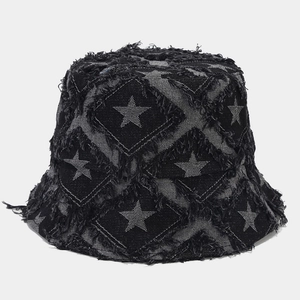 Dettaglio del cappello alla pescatora in denim nero con motivo a stella e bordi sfrangiati