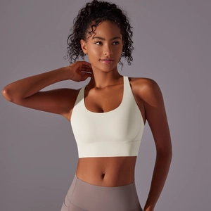 Dettaglio reggiseno sportivo color crema con spalline larghe e scollatura a U