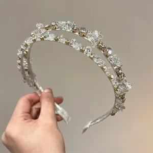 Dettaglio del cerchietto a doppio strato con cristalli scintillanti e montatura dorata