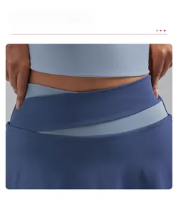 Detail van de tweekleurige cross-high-waist op de atletische minirok