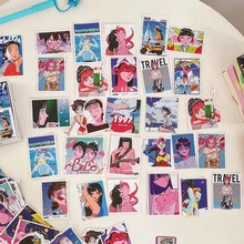 Gros plan d'autocollants vintage de filles anime sur un bureau avec de la papeterie
