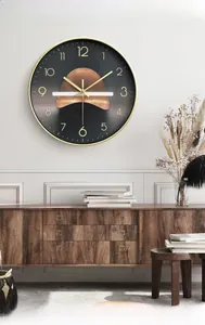 Gros plan d'une horloge murale noire et dorée dans un intérieur de luxe moderne