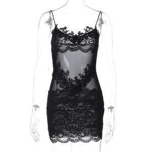 Détail d'une chemise de nuit en dentelle noire avec empiècement en maille et bordures