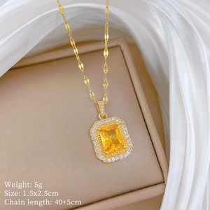 Collier de luxe en titane doré avec pendentif rectangulaire en pierre jaune et diamants