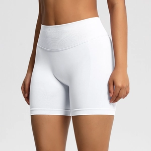Gros plan du short de fitness blanc taille haute sans couture avec taille côtelée