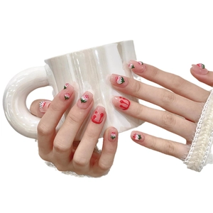 Unghie finte fatte a mano con fragole in rosa nude e dolci motivi di frutta dipinti a mano