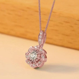 Collier fleur en or rose de style français avec pétales en zircon et cristal central