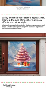 Dettaglio dell'adesivo per finestra con albero di Natale rosa regali e testo festivo