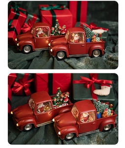 Détail du camion de Noël rouge vintage boule de cristal avec LED et Père Noël intérieur