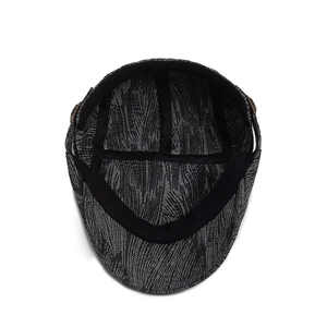 Béret en denim gris foncé avec texture vieillie et détail de la bande anti-transpiration