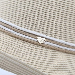 Strohhut mit Rollrand, gewebtem Band und herzförmigem goldenem NB-Anhänger für Damen
