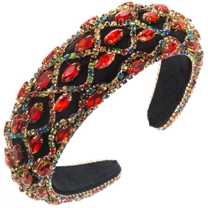 Gros plan sur serre-tête en velours de luxe avec strass colorés et motif géométrique