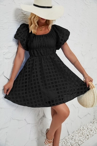 Détail du tissu noir texturé sur la mini-robe à épaules dénudées et manches bouffantes