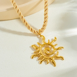 Collier avec pendentif soleil en acier inoxydable doré et chaîne cordelette tressée