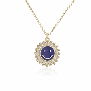 Nahaufnahme der 18K vergoldeten Halskette mit blauem Emaille-Smiley-Anhänger und Zirkonia