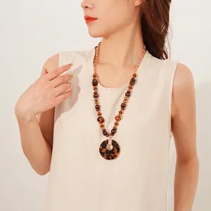 Collier rétro imprimé léopard avec perles en bois et pendentif rond à strass