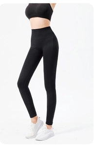 Détail du legging de yoga noir sans couture à taille haute avec texture à pois aérée