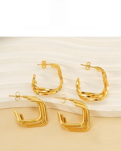 Détails des boucles d'oreilles géométriques torsadées plaquées or 18 carats sur support