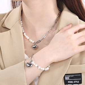 Ensemble collier et bracelet en acier inoxydable avec perles et pendentif cœur élégant