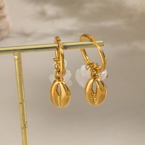Boucles d'oreilles créoles dorées avec breloques coquillage et perles blanches