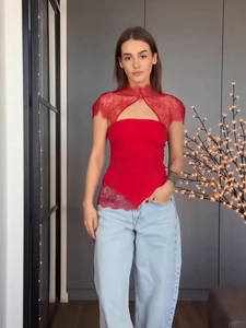 Haut rouge élégant en dentelle à col montant et jean bleu à jambes larges pour femme