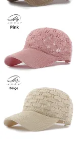 Dettagli di berretti da baseball in pizzo a maglia traspirante in rosa e beige