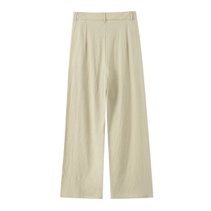 Détail du pantalon large beige à taille haute avec texture de lin élégante