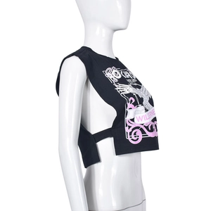 Dettaglio del crop top nero con ritagli laterali e stampa grafica con aquila