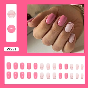 Set unghie finte rosa Barbie stile francese con linee glitter e punte quadrate