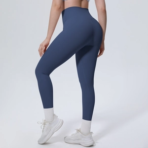 Detailansicht einer dunkelblauen High-Waist-Yogahose mit nahtloser Verarbeitung und Stretch