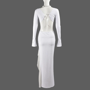 Détail de la robe longue dos nu blanche à manches longues avec lien de serrage sexy