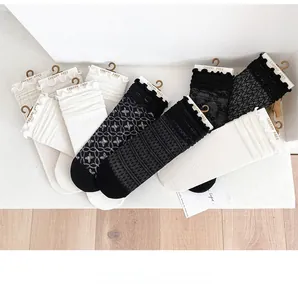Flachbild von Mesh-Spitzensocken mit Rüschenrändern in schwarzen und weißen Stilen