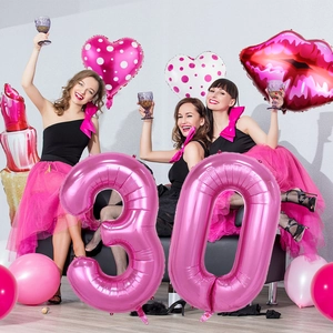 Ballons roses chiffre 30 avec rouge à lèvres et lèvres pour décoration de fête