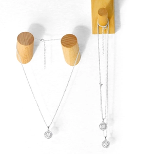 Détails des pendentifs tournesol en argent avec zircon, lettre A et cristaux pavés