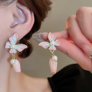 Boucles d'oreilles vintage élégantes avec papillon, fleur, émail rose et perles