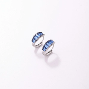 Créoles en argent avec zircons bleus taille baguette au design luxueux et minimaliste