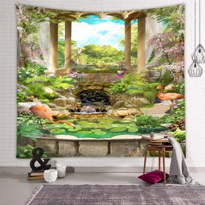 Detaillierte Makroansicht des Wandteppichs mit rosa Flamingos und Naturmotiven im Garten