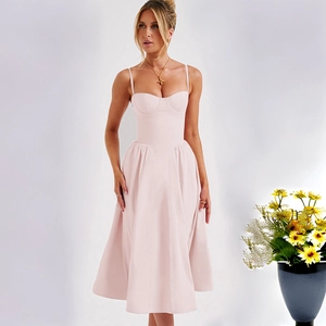 Vue de face de la robe rose dos nu avec taille cintrée et jupe plissée fluide