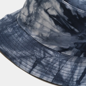 Dettagli macro del tessuto in cotone tie-dye e cuciture rinforzate del cappello da sole