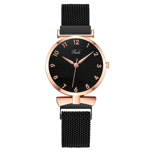 Montre quartz pour femme avec cadran floral noir et bracelet maille or rose