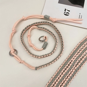 Détail de la sangle réglable tissée main rose et grise avec boucle en métal argenté