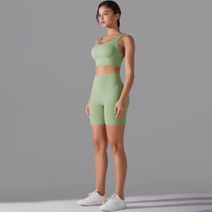 Vista laterale del set yoga verde menta con pantaloncini a vita alta e reggiseno