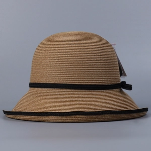 Detailansicht eleganter Strohhut mit schwarzem Band und feiner Webstruktur