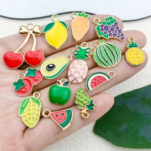 Pendenti in smalto colorato a forma di frutta e verdura sulla mano per le dimensioni