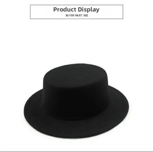 Dettaglio del cappello jazz in feltro nero con tesa piatta e corona cilindrica dritta