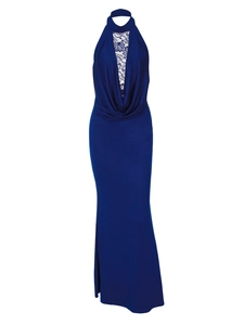Détails en dentelle bleu marine et col licou sur une robe de soirée élégante et fluide