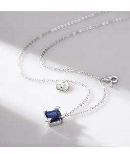 Nahaufnahme der S925 Silberkette mit quadratischem blauem Edelstein und kleinem Knotendetail