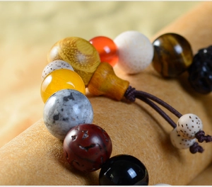 Makroaufnahme eines 18-Samen Bodhi-Perlenarmbands mit gemischten Texturen und Farben
