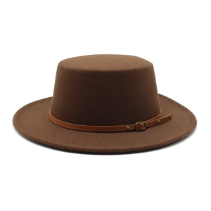 Détail du chapeau en laine marron foncé avec ruban en cuir beige et boucle métallique fine