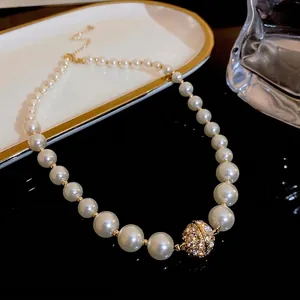 Französische Vintage-Perlenkette mit glitzerndem Kristallkugel-Anhänger auf schwarzem Glas